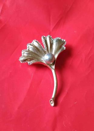 Брошка листок гінкго білоба з перлиною