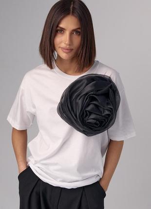 Жіноча футболка з великою об'ємною квіткою5 фото