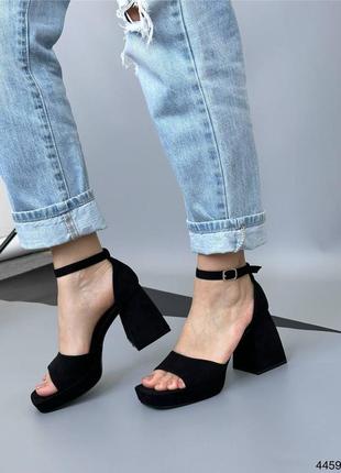 Босоножки на стойких каблуках черные с ремешком5 фото