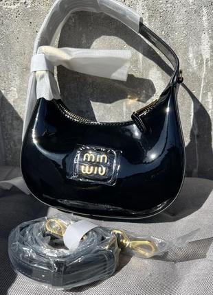 Лакова шкіряна чорна сумка miu miu