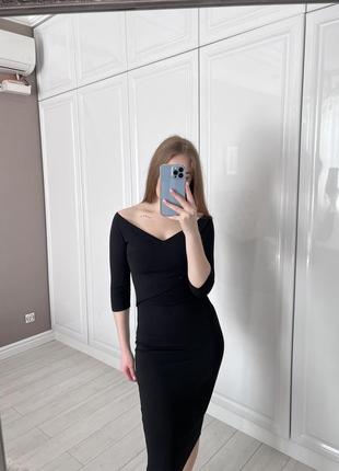 Черное приталенное платье