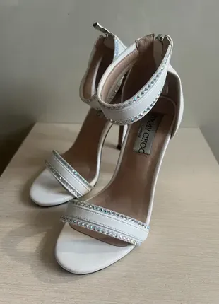 Босоножки на каблуке