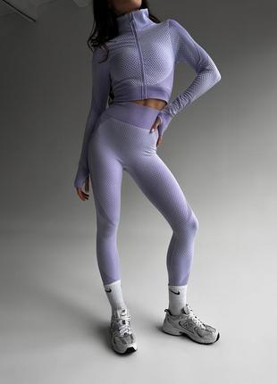 Бесшовный костюм для фитнеса, тренировок 3 в 1 honeycomb фиолетовый (топ, рашгард, леггинсы)5 фото