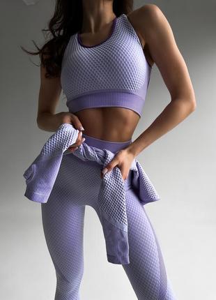 Бесшовный костюм для фитнеса, тренировок 3 в 1 honeycomb фиолетовый (топ, рашгард, леггинсы)10 фото