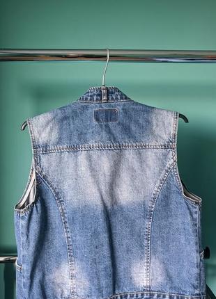 Женская джинсовая жилетка4 фото