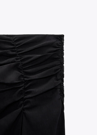Юбка zara с распоркой и драпировкой черная4 фото