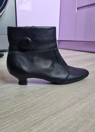 Брендовые черные кожаные демисезонные сапожки сапоги ботинки 38 clarks на низком ходу