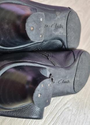 Брендові класичні чорні шкіряні демісезонні напівчобітки чобітки чоботи черевики 38 clarks на низькому ходу8 фото