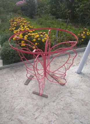 Кований  металічний садовий столик в формі метелика