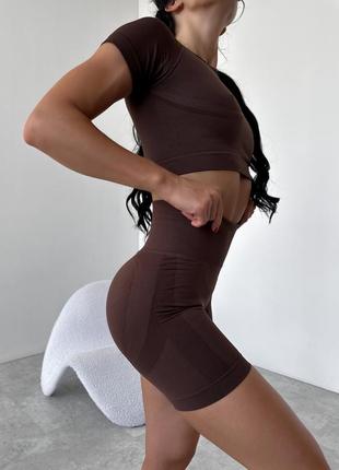 Спортивный женский костюм hot (кроп-топ, удлиненные шортики) с двойным пуш-ап - шоколад3 фото