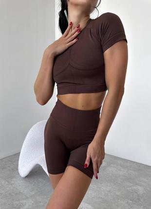 Спортивный женский костюм hot (кроп-топ, удлиненные шортики) с двойным пуш-ап - шоколад8 фото