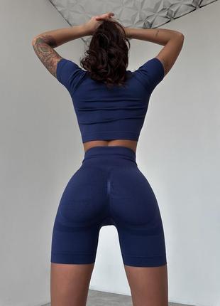 Спортивный женский костюм hot (кроп-топ, удлиненные шортики) с двойным пуш-ап - темно-синий
