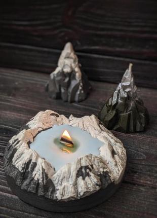 Коллекция свечей и гипсового декора горы