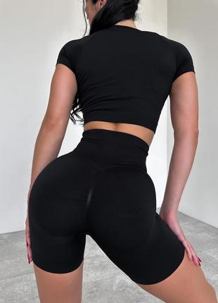 Спортивный женский костюм hot (кроп-топ, удлиненные шортики) с двойным пуш-ап - черный7 фото