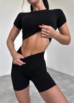 Спортивный женский костюм hot (кроп-топ, удлиненные шортики) с двойным пуш-ап - черный9 фото