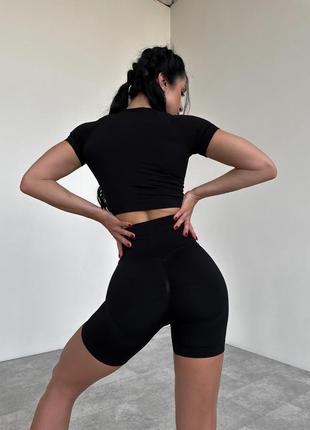 Спортивный женский костюм hot (кроп-топ, удлиненные шортики) с двойным пуш-ап - черный10 фото