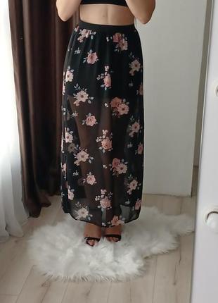 Легкая длинная юбка миди черная юбка с распорками по бокам в цветочный принт2 фото