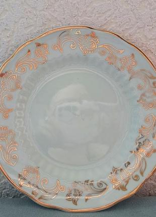 Маленькая тарелка с золотым цветочным узором1 фото