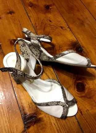 Шкіряні босоніжки