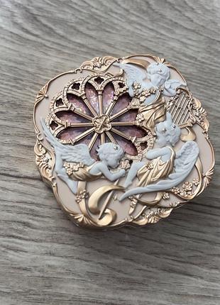 Кремові румʼяна flower knows little angel