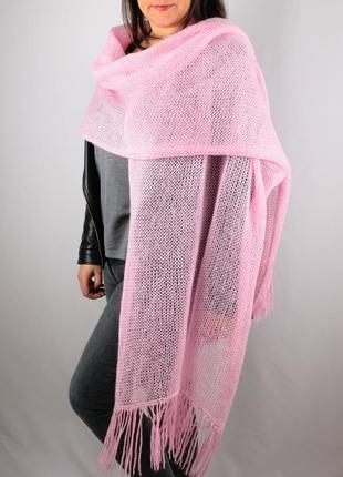 Широкий вязаный шарф нежно-розовый с кисточками6 фото