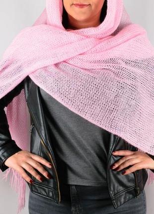 Широкий вязаный шарф нежно-розовый с кисточками10 фото