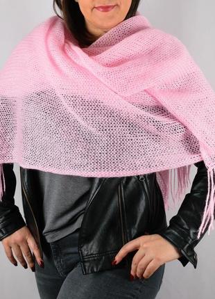 Широкий вязаный шарф нежно-розовый с кисточками1 фото
