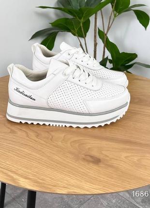 Шкіряні трендові кросівки на високій підошві