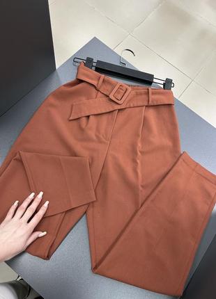 Женские брюки с ремешком, на размер м