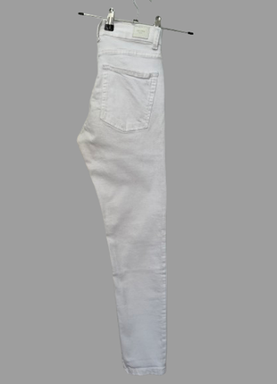Белые джинсы bershka super skinny с высокой талией и рваным коленом, р.38 белые новые5 фото