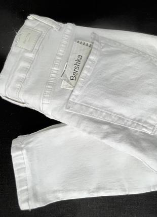 Белые джинсы bershka super skinny с высокой талией и рваным коленом, р.38 белые новые7 фото
