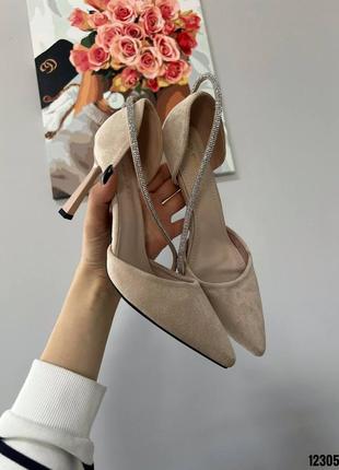 Бежевые женские туфли лодочки на шпильке каблуке с серебряной цепочкой ремешком5 фото
