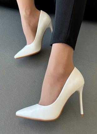 Белые женские туфли лодочки на шпильке каблуке