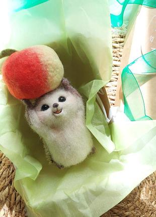 Интерьерная игрушка ёжик с яблоком, интерьерная фигурка ежик в технике сухое валяние,...