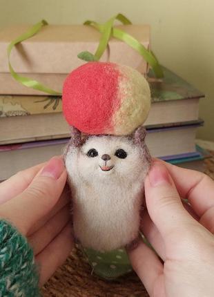 Интерьерная игрушка ёжик с яблоком, интерьерная фигурка ежик в технике сухое валяние,...