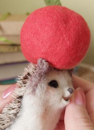 Интерьерная игрушка ёжик с яблоком, интерьерная фигурка ежик в технике сухое валяние,...