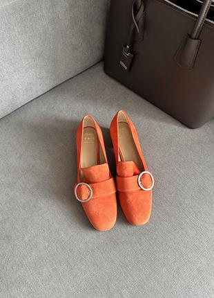 Оранжевые замшевые туфли9 фото