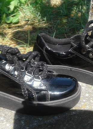 Туфлі кросівки закриті чорний лак3 фото