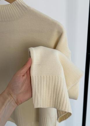 Бежевый укороченный свитер с объемными рукавами4 фото