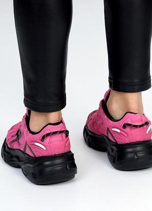 Креативні кросівки, молодіжна модель для дівчат в яскравому кольорі фуксія, рожевий, товста чорна пі4 фото