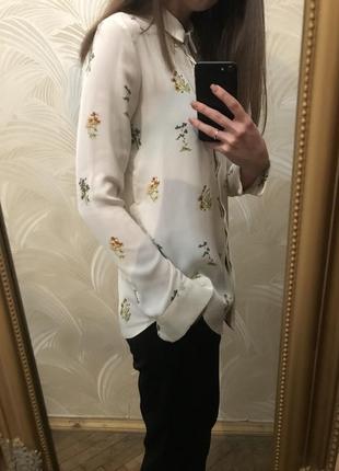 Белая рубашка h&m в цветы 5