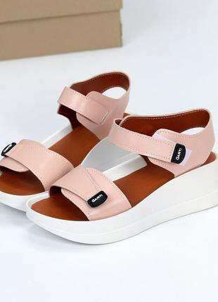 Жіночі спортивні босоніжки, сандалі на зручній танкетці, пудрові шкіряні на липучках2 фото