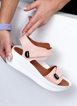 Жіночі спортивні босоніжки, сандалі на зручній танкетці, пудрові шкіряні на липучках4 фото