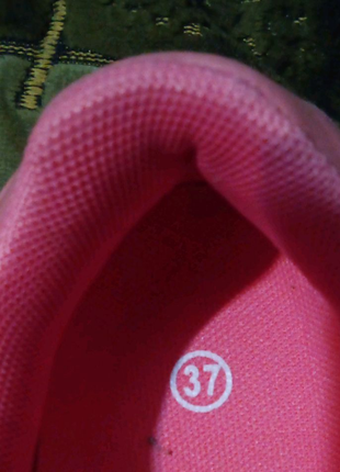 Новітній reebok кросівки 37 розмір
рожевий колір 

новітній висил