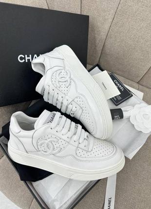Белые шикарные кожаные кроссовки в стиле chanel