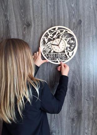 Оригинальные настенные часы «mother of dragons»