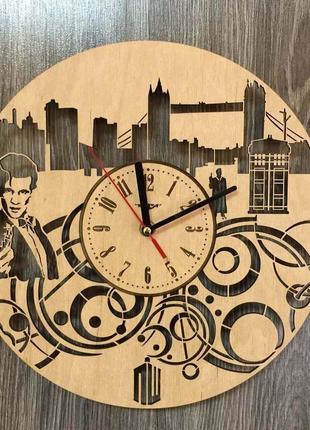 Дизайнерские деревянные часы «доктор кто»1 фото