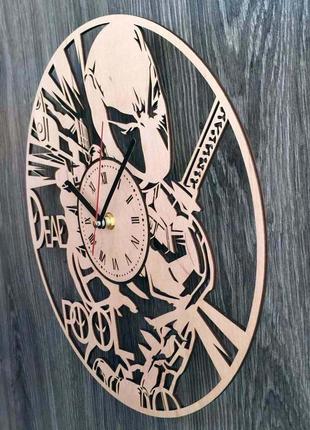 Оригінальні настінні годинники з дерева «дэдпул»2 фото