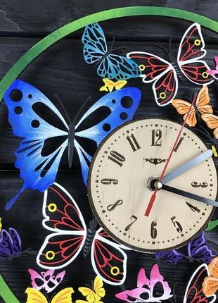 Кольорові настінні годинники з дерева з метеликами3 фото