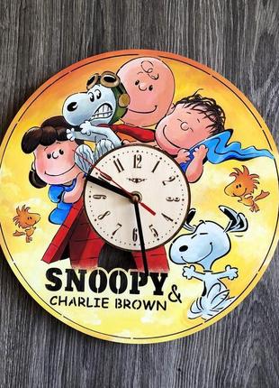 Бесшумные цветные настенные часы в детскую «снупи»1 фото